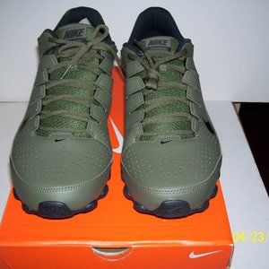 NIKE MENS SNEAKERS Sz  12 . New in the Box